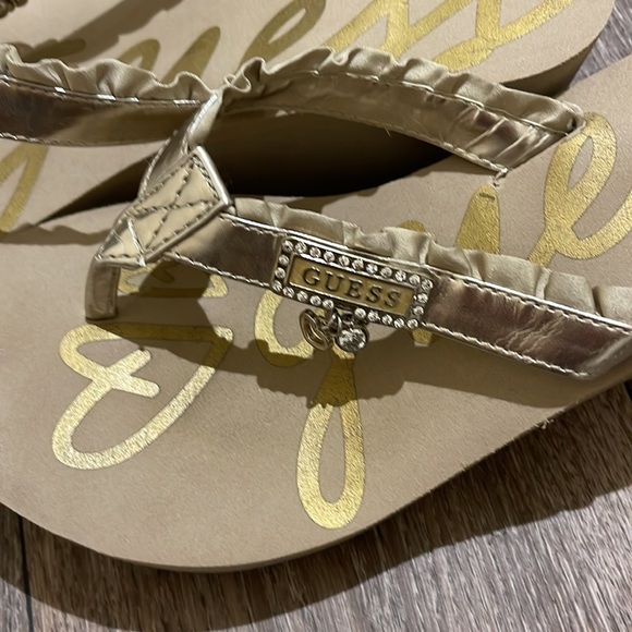 Guess Platform Flipflops. Size 8.5 - Picture 2 of 3